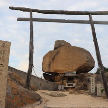 素朴な木製鳥居の向こうに重岩が鎮座しています。