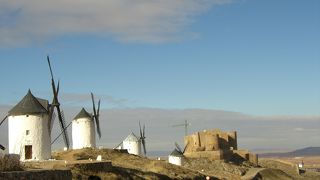 高台に突如あらわれる風車