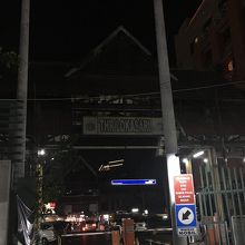 スクエア入口～かなり暗めです