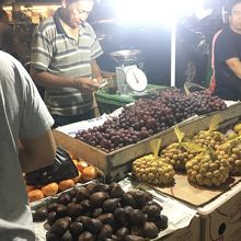 道路際には　露天屋台