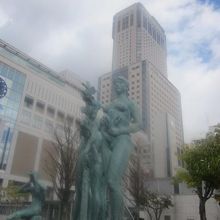 像越しに眺める札幌駅ビルの様子