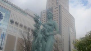 古くから札幌駅界隈における象徴的な像として君臨しています