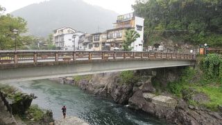 子どもたちがここから飛び込みます