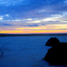 塩の平原でキャンプ、夜明けです。