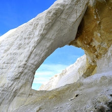白亜の断崖にできたアーチ