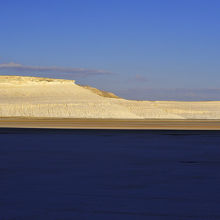 日陰の塩湖、白亜が朝日に光っっています。