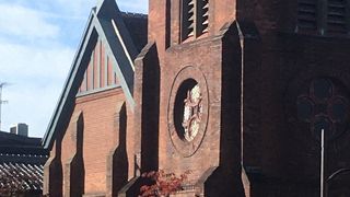 赤煉瓦ゴシック様式のカテドラル