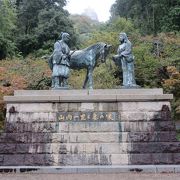 城山公園に建つ大きな像です