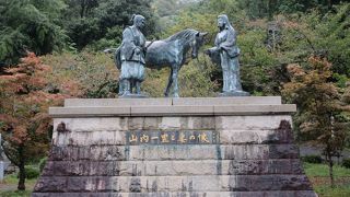 城山公園に建つ大きな像です