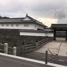 三ノ丸跡正面より、高麗門