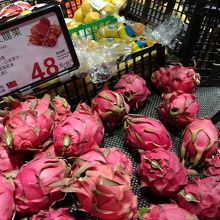 ドラゴンフルーツなど色々なフルーツが