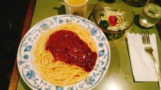 (ウーラス)　店内は昔ながらの感じで、未だにテーブルはゲーム(動かない)付きの所もあります。