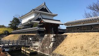 復元箇所も多いものの立派な城跡。