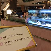 空いてるテーブルの札を持って行き、 注文しつつレジで精算方式