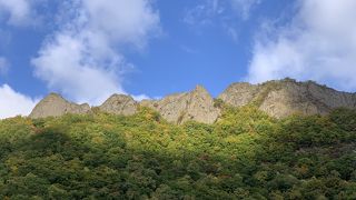 八剣山は、山頂付近の岩がユニークな形をした山です！本来の名前は、「観音岩山」だそうです。