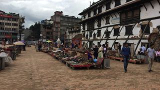 トイレがあり市場が開かれていた