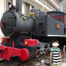 駅の周りに飾ってあった機関車です。