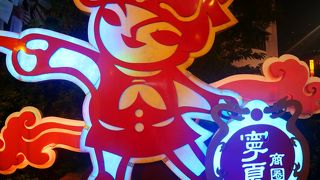 飲食の屋台が多い夜市ですね