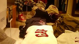 どんな人にも合わせやすい服が並びます。