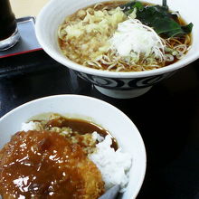 「わかめたぬきそばとコロッケカレー丼」。カレー不足で不満足…