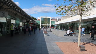 スーパーから飲食店まで揃う