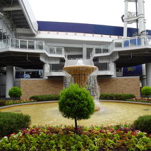 噴水とスタジアム