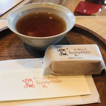 無料でお茶とパイナップルケーキが試食出来ます