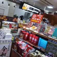 羽田空港の日本航空のお土産屋さんです By つくばん ブルースカイ 羽田空港 11番ゲートショップのクチコミ フォートラベル 羽田空港の日本航空のお土産屋さんです By つくばん ブルースカイ 羽田空港 11番ゲートショップのクチコミ フォートラベル