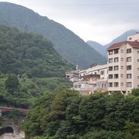 トロッコの車内から見えるホテル