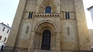 ポルトガルで最も重要なロマネスク様式の建築物の一つ