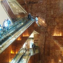 エスカレータと壁は金ぴか、1階は飲食ができます