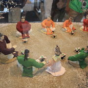 梅花の宴の様子を博多人形で表現したものが展示されています