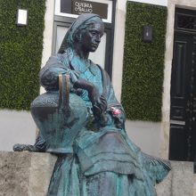 アルメディーナ門の近くにある洗濯女の像