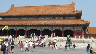 門というより、お寺の本堂のよう