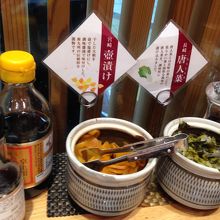 何種類かの醤油とお漬物が置いてありました。