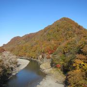 国道237号線沿い、各橋上からは何れ劣らぬ紅葉の景観