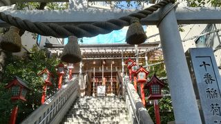 階段上がって本殿です