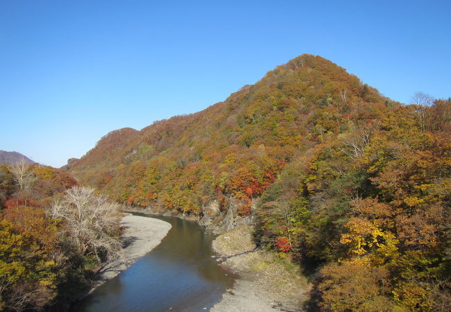 国道237号線沿い、各橋上からは何れ劣らぬ紅葉の景観