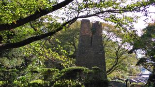 丘の上に建つ反射炉