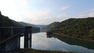 山の中に人口湖