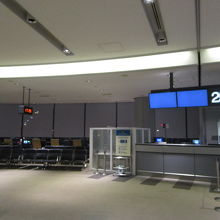 人が少ない搭乗口で一休み