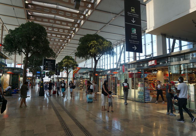 コンコースにお店の並ぶ明るい駅