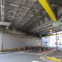 一八通り側ガードの西側からの様子