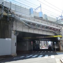 一八通りと交差する道路の北方向からの様子