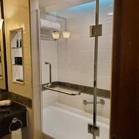 バスタブあり。ただしガラス扉の隙間あり。要注意。