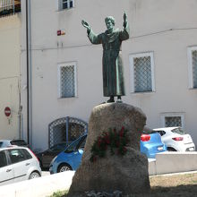 大聖堂前の広場にあった像