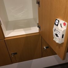 コインロッカーのコイン投入口。100円玉1枚使用後返却