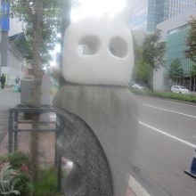 この穴の部分から駅前通を双眼鏡のように眺めるのが楽しい（笑）