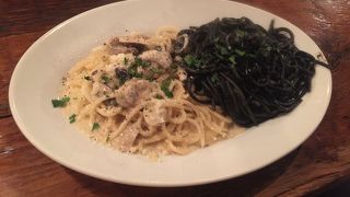 ゴルゴンゾーラクリームとイカ墨のダブルスパゲッティを赤ワインで！