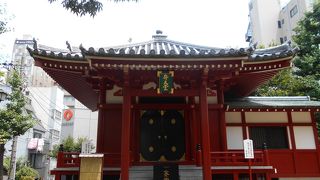 小高い丘に建つ